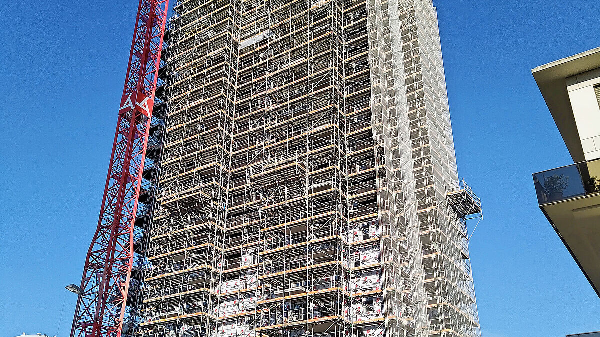 Die Montagen erfolgten vom Baugerüst aus von unten nach oben. Pro Woche wurde ein Geschoss fertiggestellt. Bild: Blaser Metallbau AG