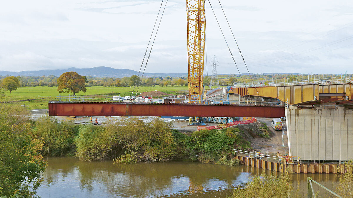 Die letzten Trägerpaare werden über den Fluss Severn gehoben. Bild: Cleveland Bridge