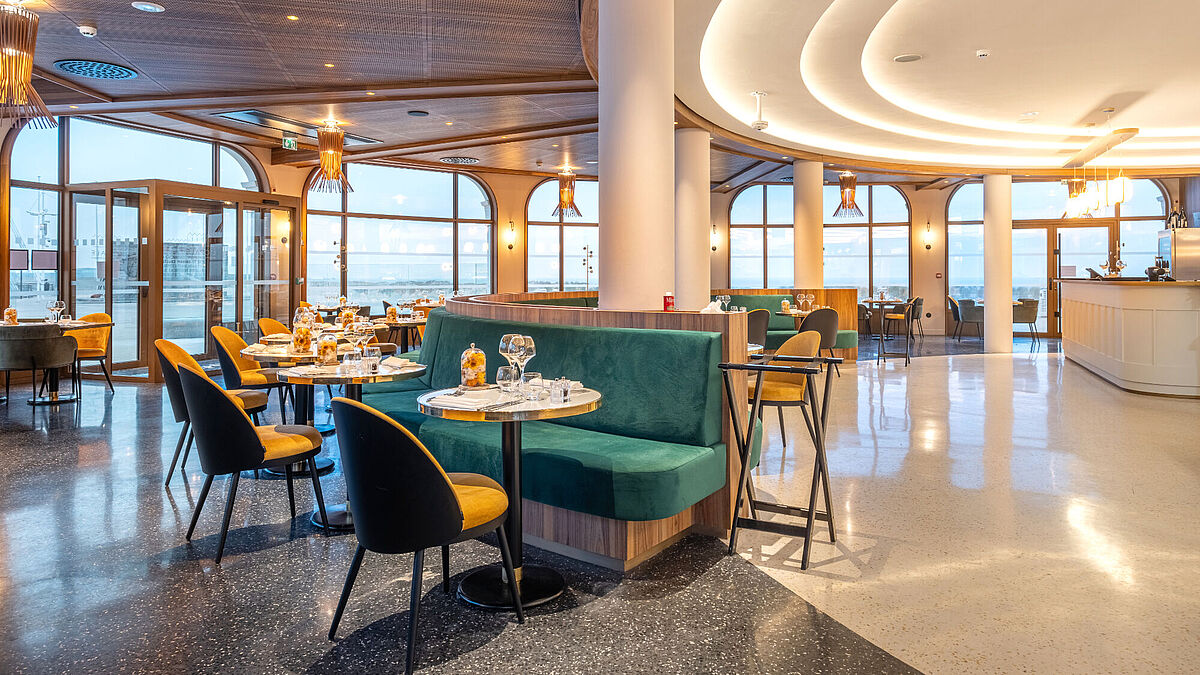 Der direkte Zugang zum exklusiven Hotel-Restaurant L’Opale von der Strandpromenade aus erfolgt durch eine Kombination aus Drehtüren und automatischen Schiebetüren.
