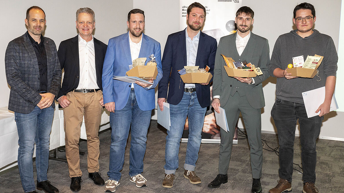 Die Metallbaukonstrukteure mit den höchsten Noten posieren ebenfalls mit Geschenkkorb. 