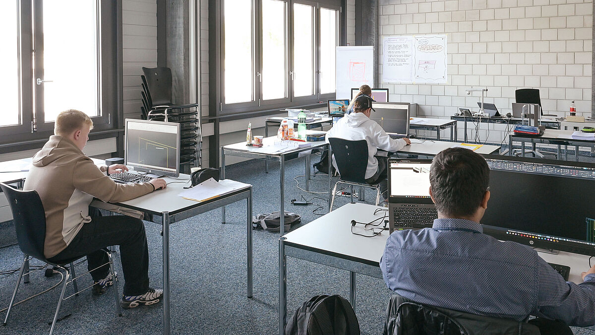 Die Teilnehmenden voll konzentriert bei der Arbeit rund ums Thema Fassadenbau.