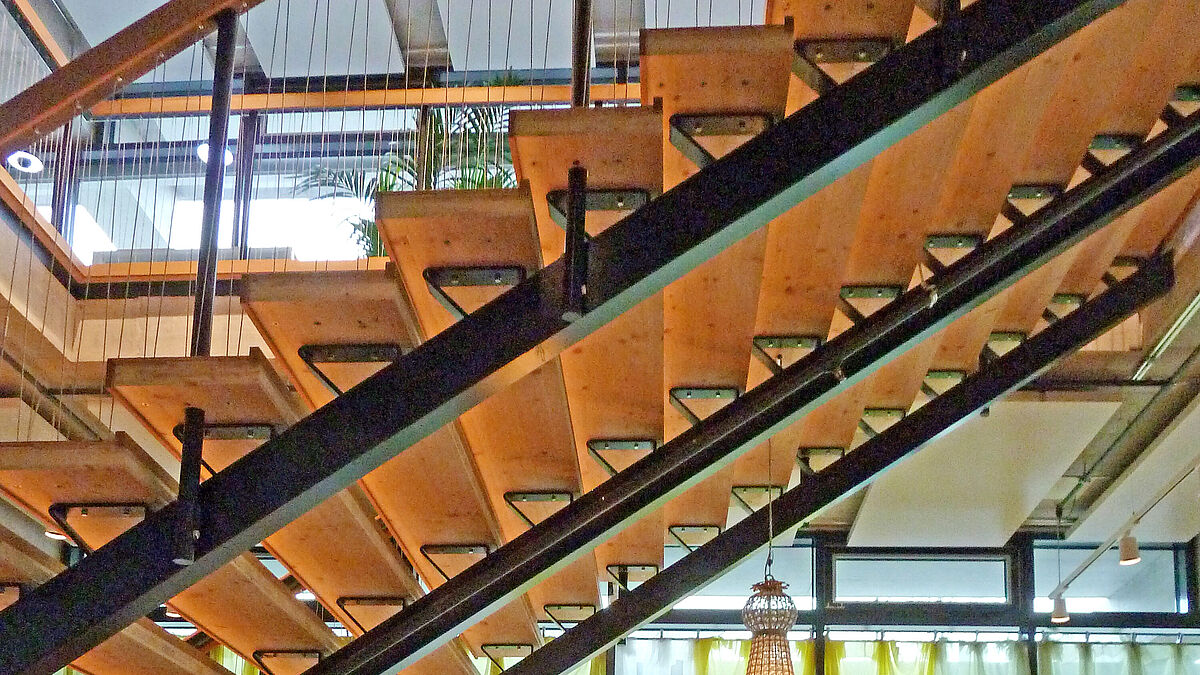 La structure porteuse est constituée de trois longerons en acier RHS 150 x 100 x 5 et d’une traverse.