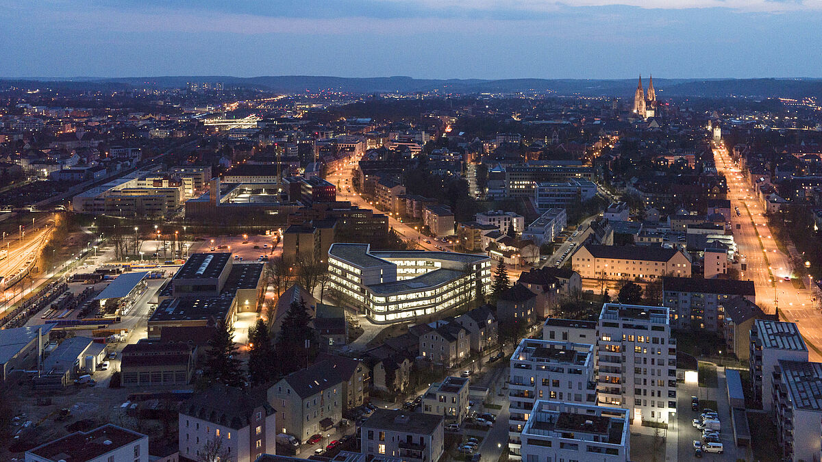 In der Mitte bildet der Baukörper einen grosszügigen Innenhof.