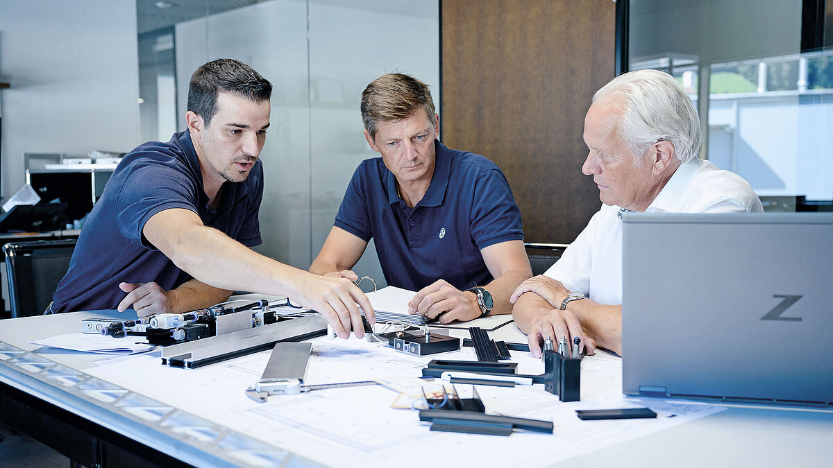 Das Entwicklungsteam an der Arbeit: von links: Richard Arnold, Alex Brand und Marcel Ritzi.