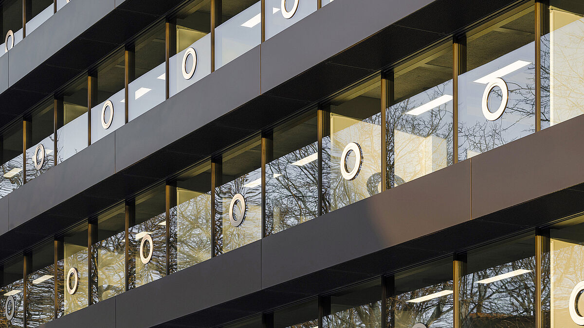 Grâce au vitrage performant de Schollglas, les architectes ont réalisé une façade fonctionnelle très transparente qui bénéficie d’un look maritime grâce à ses hublots. 