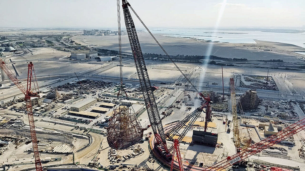 La construction modulaire réduit les opérations en hauteur et accélère l’avancement des travaux sur Saadiyat Island. 