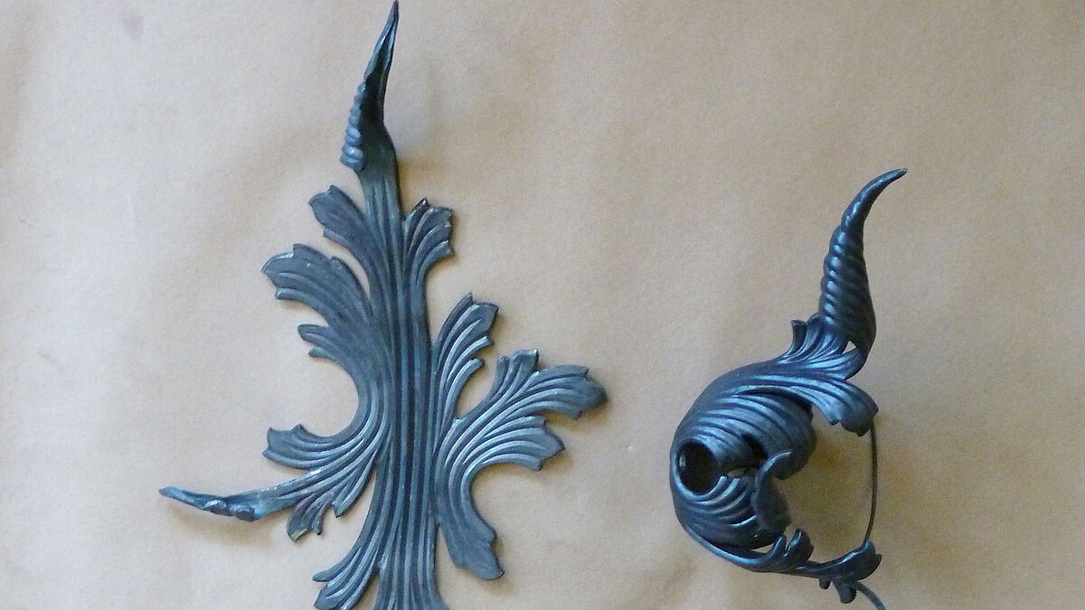 À gauche, un ornement de feuille encore déroulé avec les estampages linéaires. À droite, la feuille achevée. Photo : rédaction