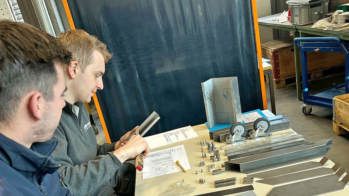In der Werkstatt stand das Arbeiten an Werkstücken nach Massskizzen im Mittelpunkt.