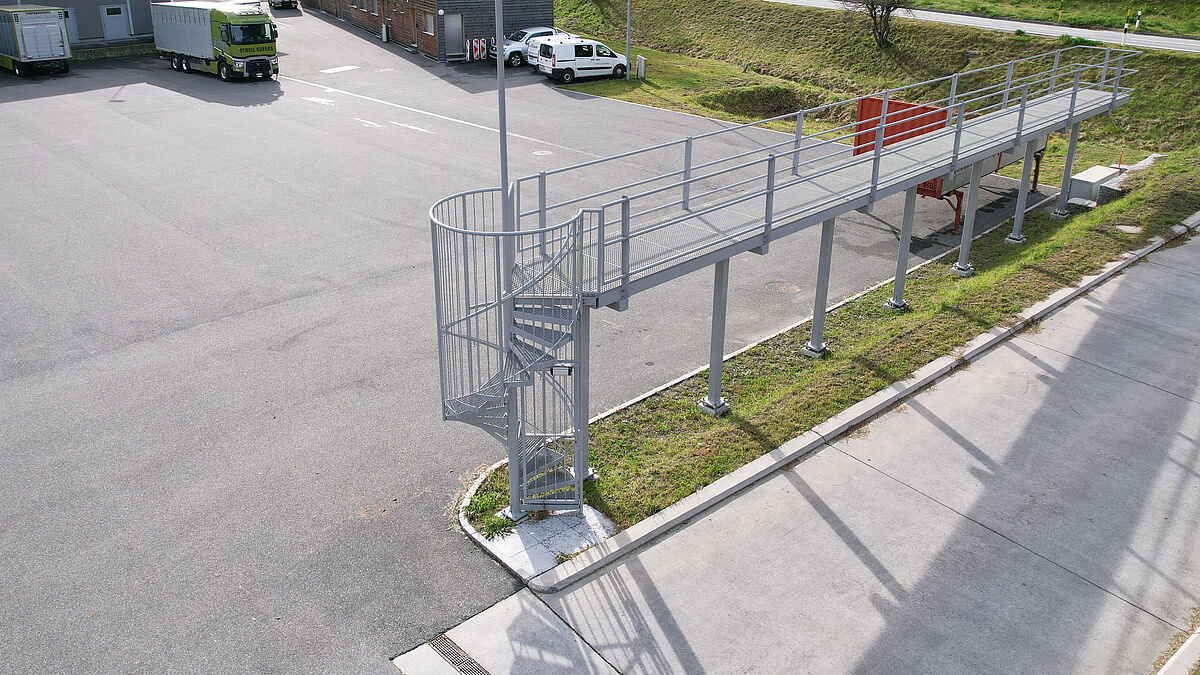 Die langgezogene Servicebrücke ermöglicht ein angenehmes Bearbeiten der LKW-Dächer.