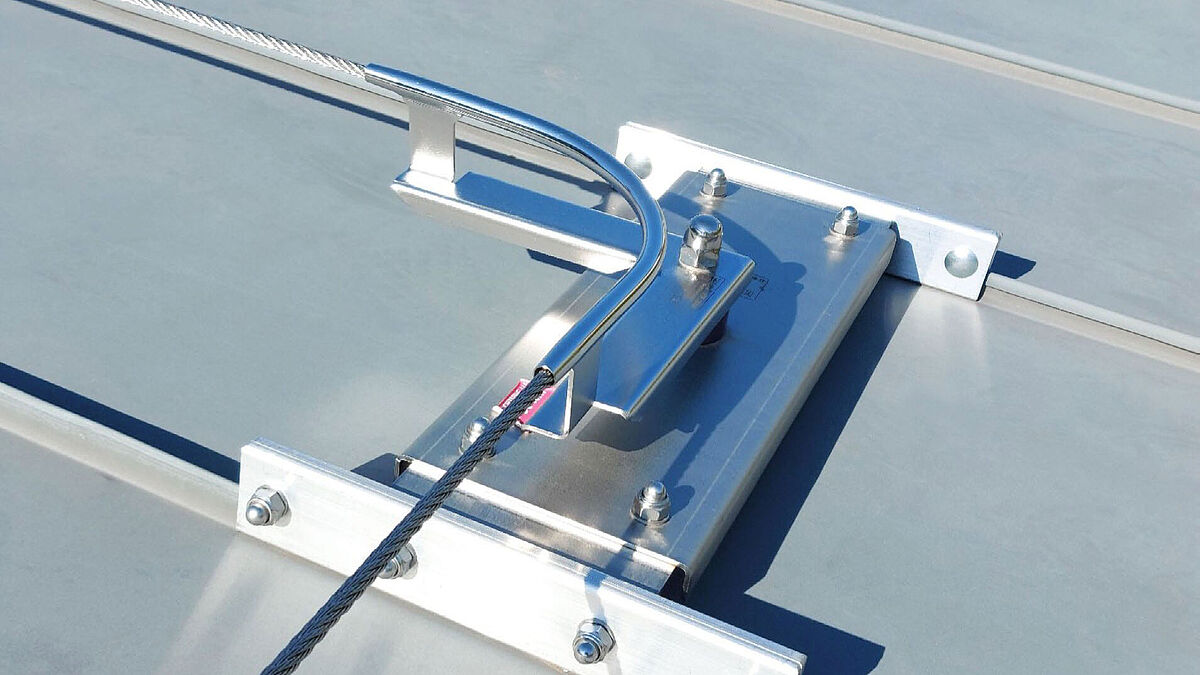 Der Anschlagpunkt zur Befestigung der persönlichen Schutzausrüstung gegen Absturz (PSAgA) für bis zu zwei Personen auf flach geneigten Dächern bzw. Steildächern.