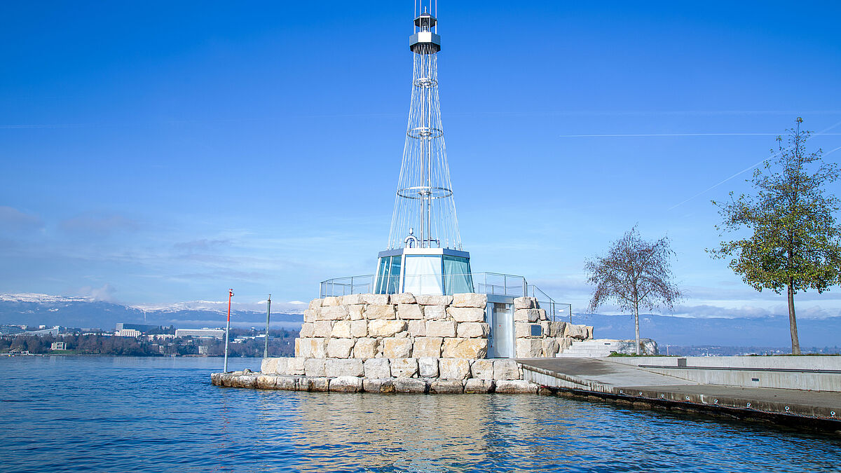 Une construction très nautique stabilisée par des haubans en acier inoxydable précontraints.