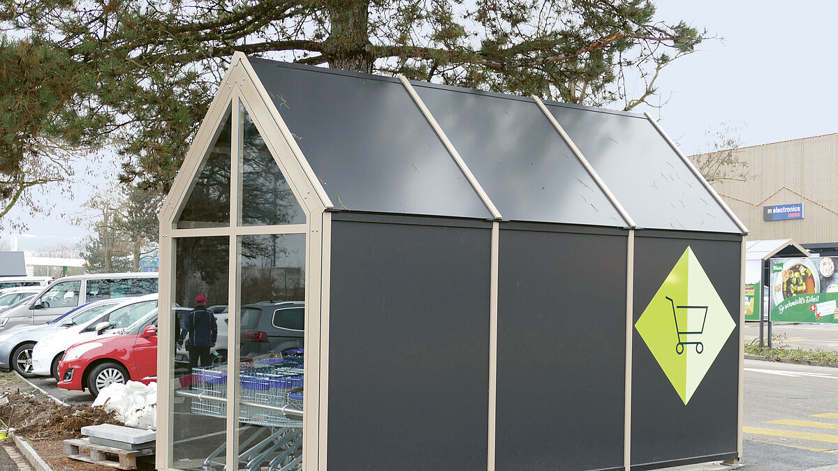 Einhausung Einkaufswagen-Depot aus Stahl, Glas und Aluminiumverbundplatten.