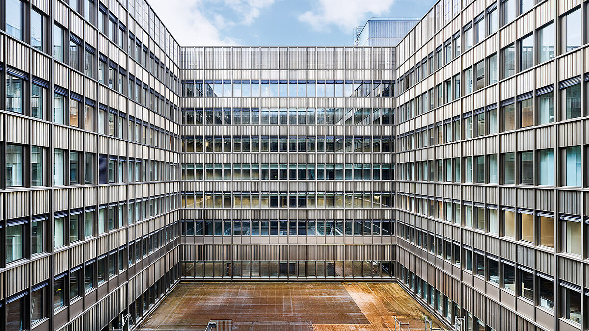 Une façade à haute efficacité énergétique avec une structure claire, de nombreux éléments et des détails minutieux.