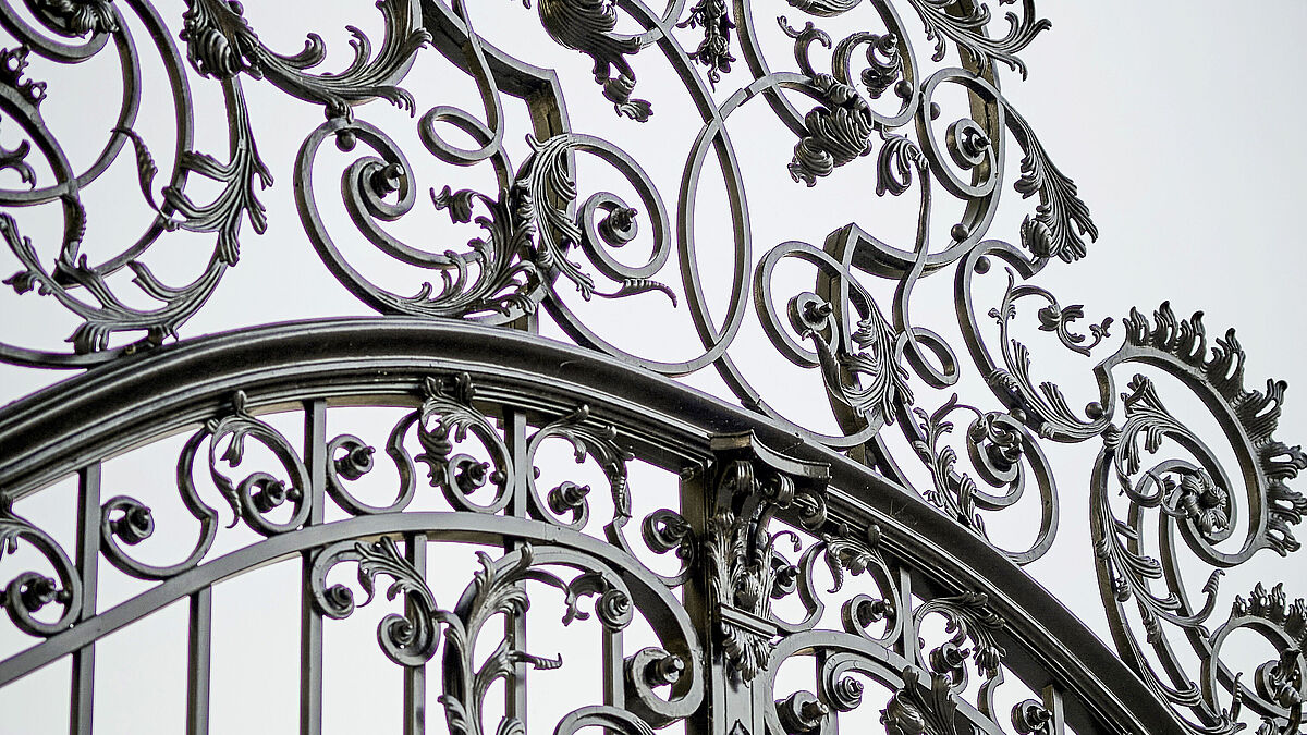 L’ancienne porte de 1898, couverte de plus de 50 ornements, a servi de base à cette œuvre d’art nettement plus grande.