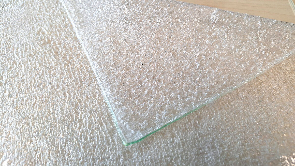 Nach dem Trennverfahren erhält man intakte Glasscheiben und grosse, von Glasstaub freie Folienstücke. Bild: Dr.-Ing. Miriam Schuster, TU Darmstadt