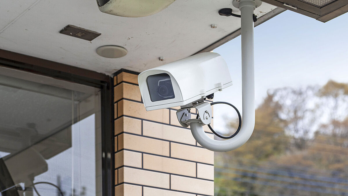 Les éléments de surveillance électroniques ont un effet dissuasif mais n’offrent aucune protection. Conséquence : il ne reste souvent qu’une vidéo du cambriolage.