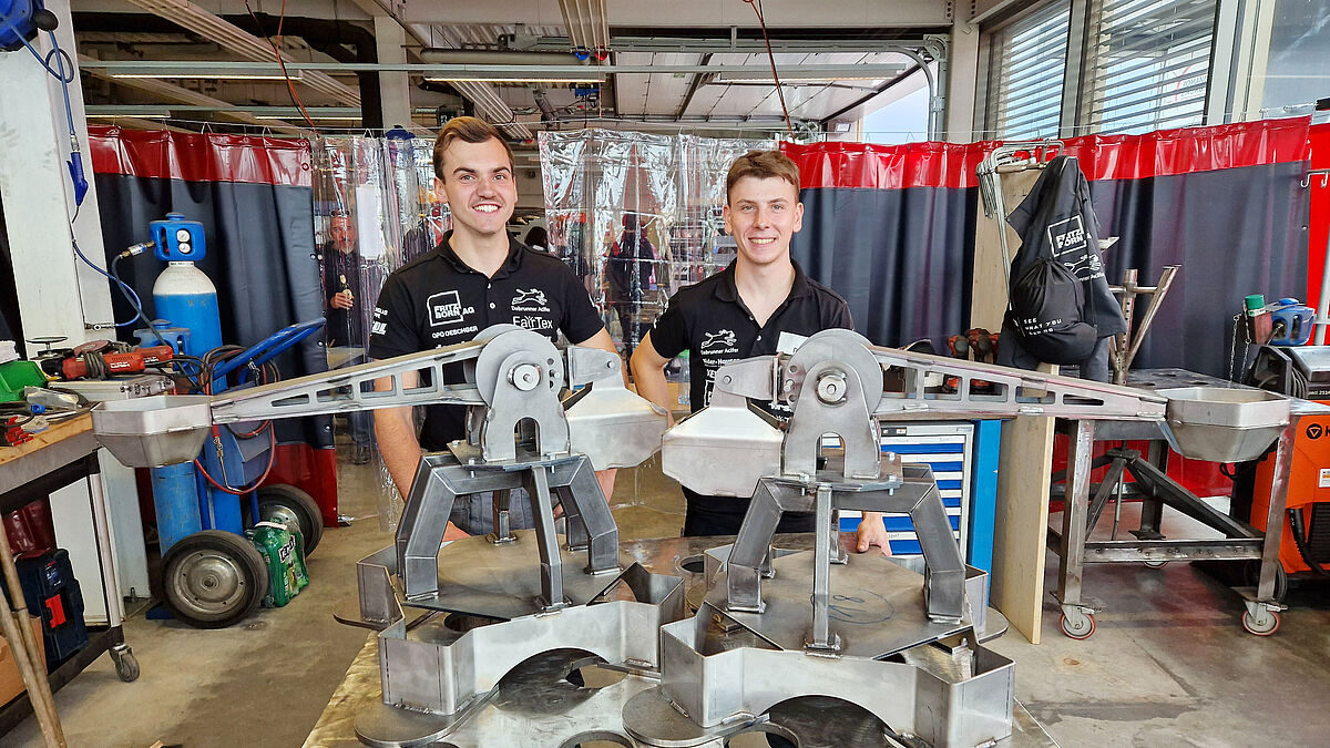 Les deux candidats aux WorldSkills et constructeurs métalliques Stefan Bill (à gauche)  et Julian Gemperli devant leurs objets réalisés.