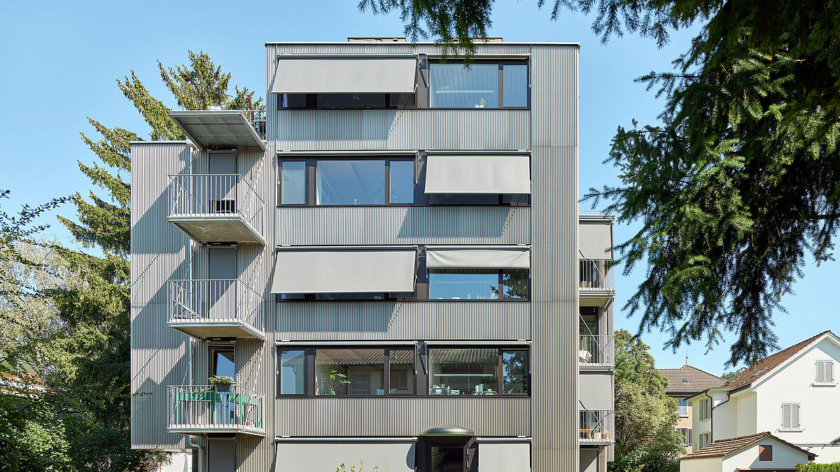Immeuble d'habitation à ZurichLes immeubles d'habitation en acier sont encore rares en Suisse, bien qu'ils permettent des temps de construction courts, qu'ils soient facilement adaptables et que les éléments de construction utilisés puissent être Immeuble d'habitation à ZurichLes immeubles d'habitation en acier sont encore rares en Suisse, bien qu'ils permettent des temps de construction courts, qu'ils soient facilement adaptables et que les éléments de construction utilisés puissent être réutilisés. Outre des propriétés statiques exceptionnelles, l'acier a la capacité de créer des ambiances et des atmosphères uniques.Source: Karin Gauch, Fabien Schwartz