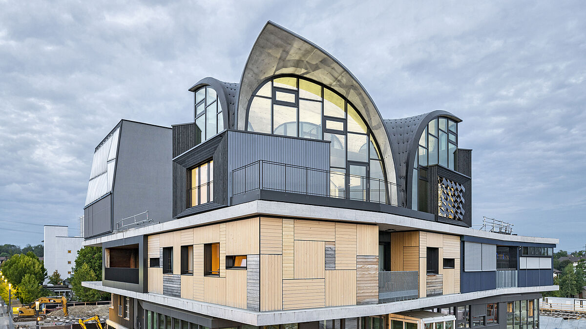 Das Forschungsgebäude NEST ist um das Modul HiLo bereichert worden. HiLo gilt als Gebäudeexperiment, das durch eine innovative Dach-und Fassadenkonstruktion den Materialeinsatz signifikant reduziert und durch adaptive Gebäudetechnik die Ressourcen auch langfristig schont.