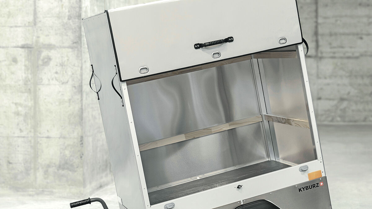 Dans ce cadre, les rivets assurent la fixation des composants et une fine couche de colle structurelle SikaPower-880 assure la solidité et la rigidité de la construction après durcissement.