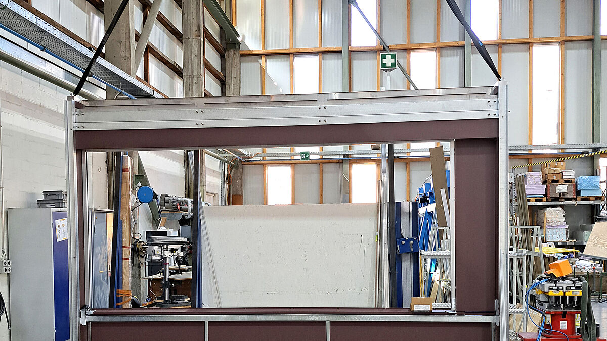 Un élément de façade en acier assemblé et préfabriqué dans l’usine de Ruch Metallbau AG, prêt à être transporté sur le chantier.