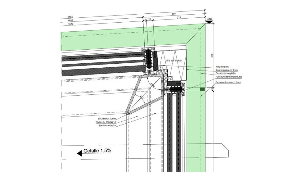 Coupe verticale de la rive de toit : contre-pente inhabituelle pour les trop-pleins de sécurité. Pour éviter les stalactites de glace, l’inclinaison des écoulements a été réalisée en contre-pente vers le toit.