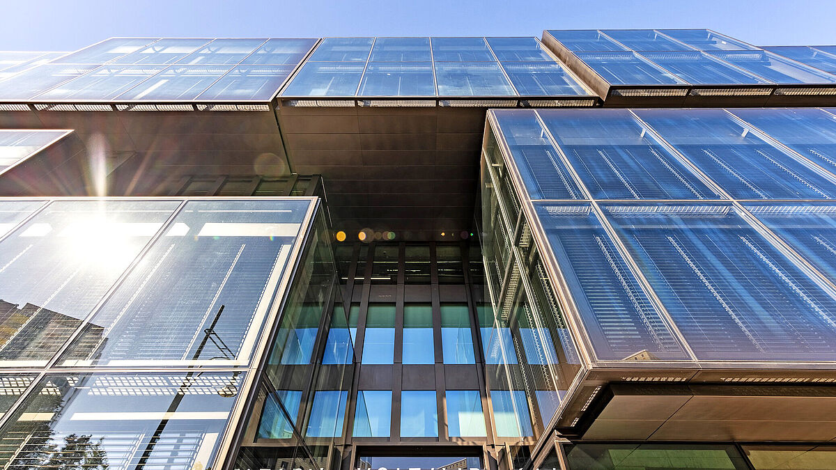 La façade en saillie et en retrait confère au bâtiment un imposant relief.