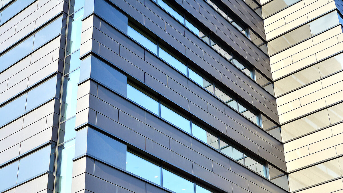 Conçus pour les enveloppes, les modules BIPV remplacent les façades, les garde-corps ou les surfaces vitrées et permettent une intégration architecturale ciblée.