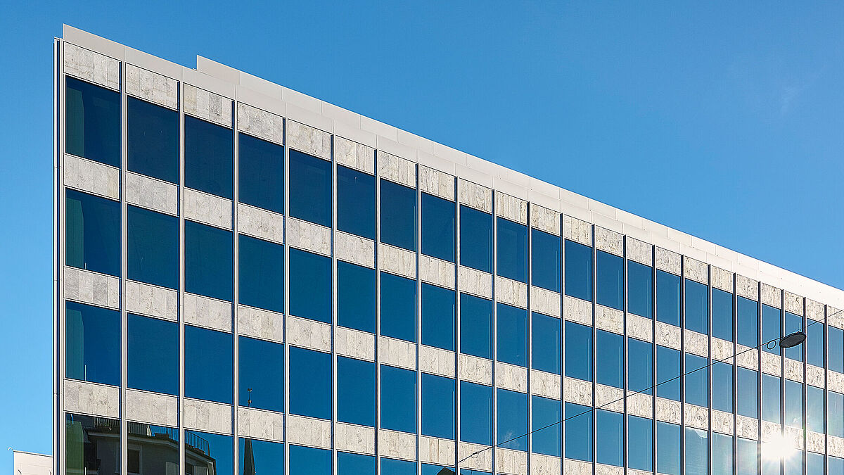 La nouvelle façade modulaire a été développée, produite et montée par Aepli, avec 3000 m² de vitrage de protection solaire dynamique.