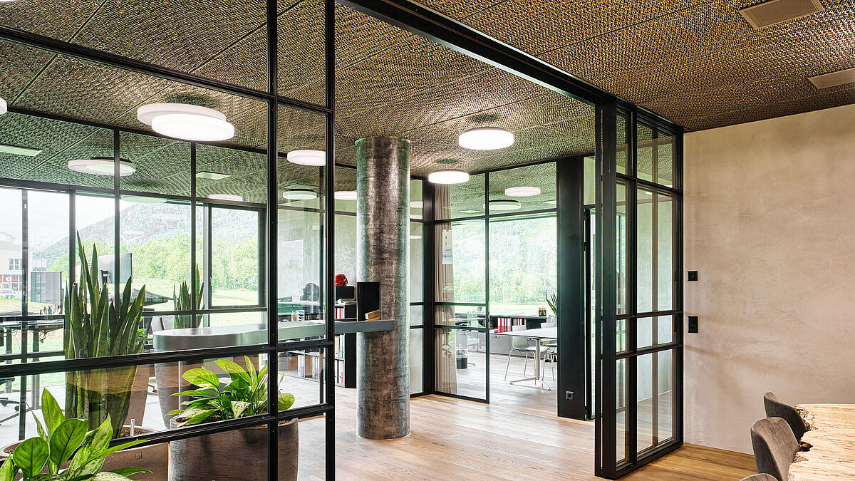 Eine Teleskop-Schiebetür der Serie forster presto xs, eine Eigenkonstruktion der Merkle Metallbau AG, ergänzt das Interieur mit hoher Funktionalität und passendem Design.