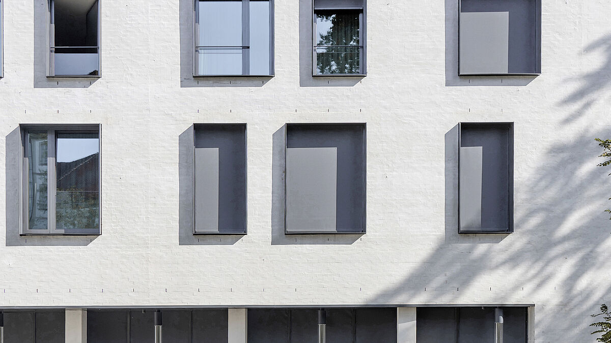 Für den Sonnenschutz kamen Warema Fenster-System- und Vorbau-Markisen zur Anwendung, die speziell für das Projekt mit seiner modernen Fensterarchitektur entwickelt wurden.