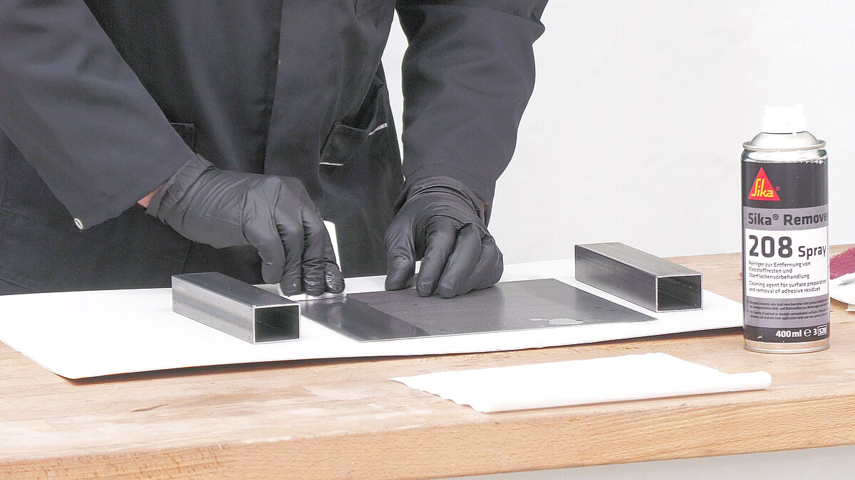 Einfaches Verkleben von Metallteilen.