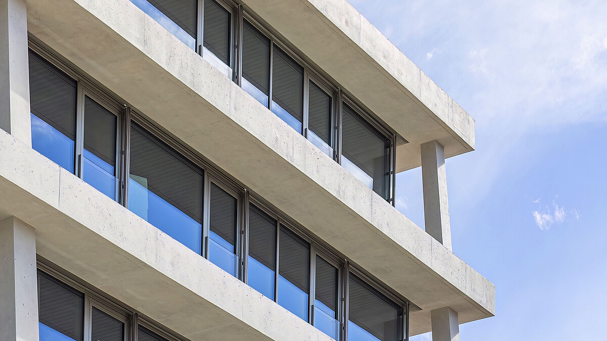 L’interaction architecturale de la trame d’un mètre : un défi de planification et de construction pour tous les étages qui s’affinent vers le haut.