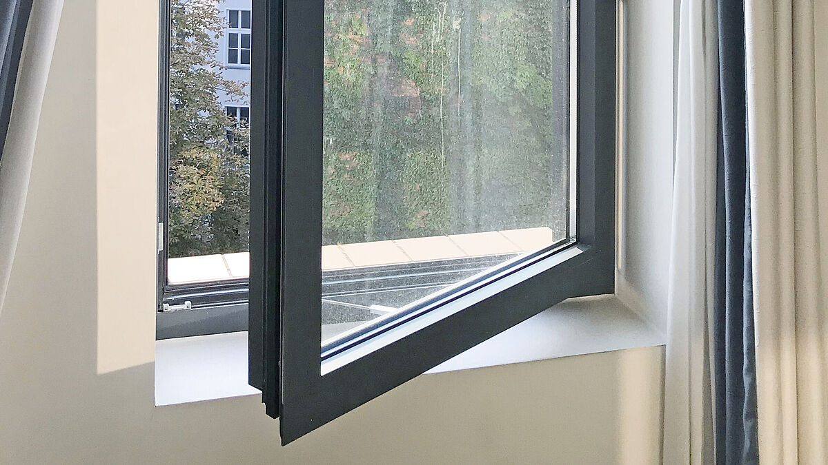 Les fenêtres sans garde-corps ou dont la hauteur est insuffisante doivent être munies d’une limite d’ouverture inviolable et doivent être conformes à la norme SN EN 14351-1. L’ouverture libre maximale entre le vantail et le cadre (ou le bord) ne doit pas dépasser 119 mm.