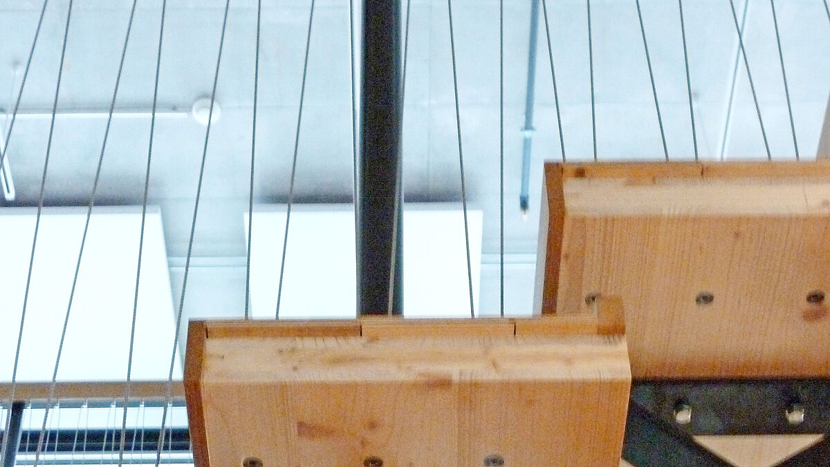 Les montants de garde-corps d’escalier terminent leur course au-dessous du tube de longeron extérieur et sont vissés au tube à l’aide d’un assemblage par languette à double cisaillement. La traversée parfaitement adaptée des marches d’escalier assure une stabilité absolue. 