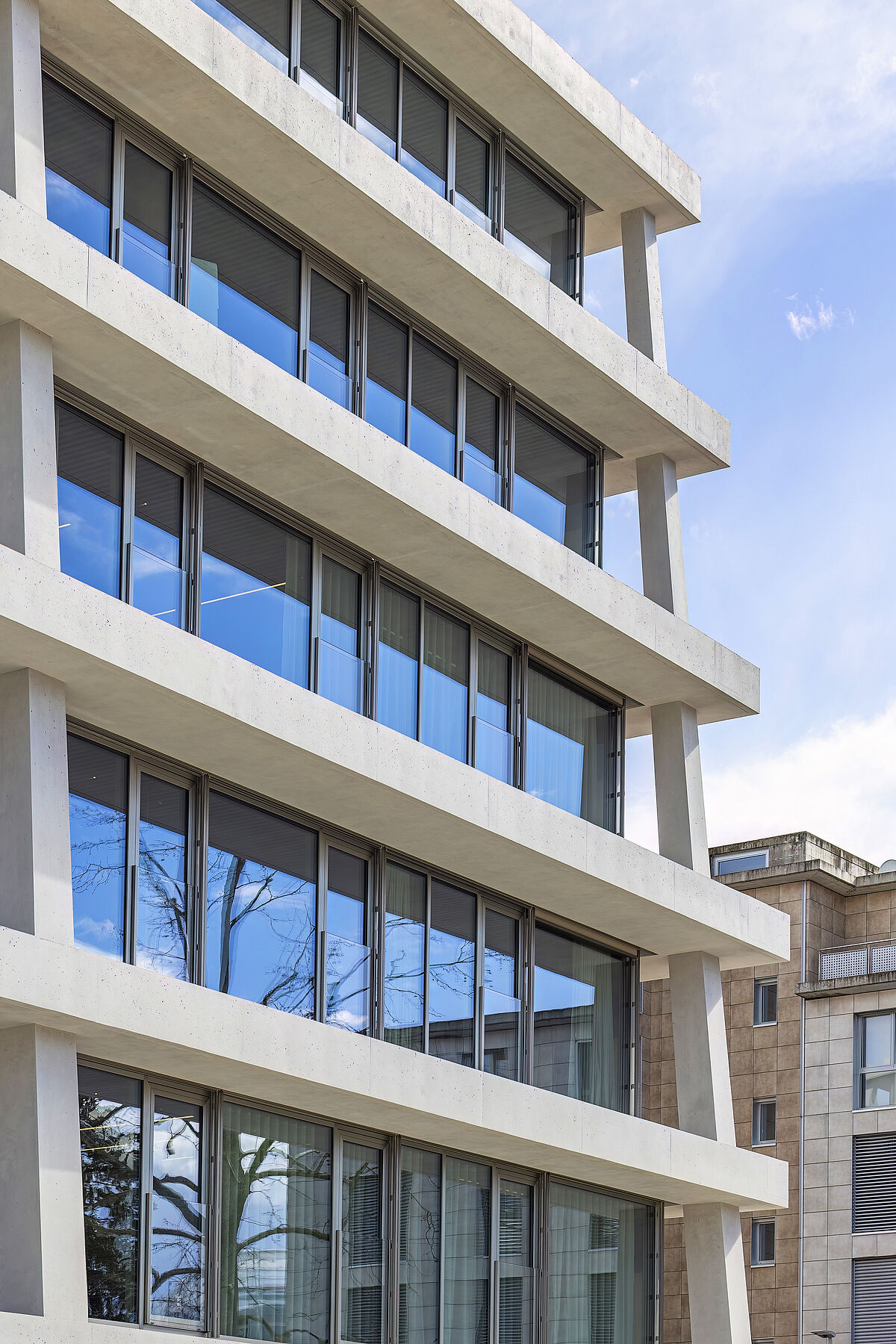 Das architektonische Zusammenspiel des Ein-Meter-Rasters: eine planerische und konstruktive Herausforderung über alle sich nach oben verjüngenden Geschosse.