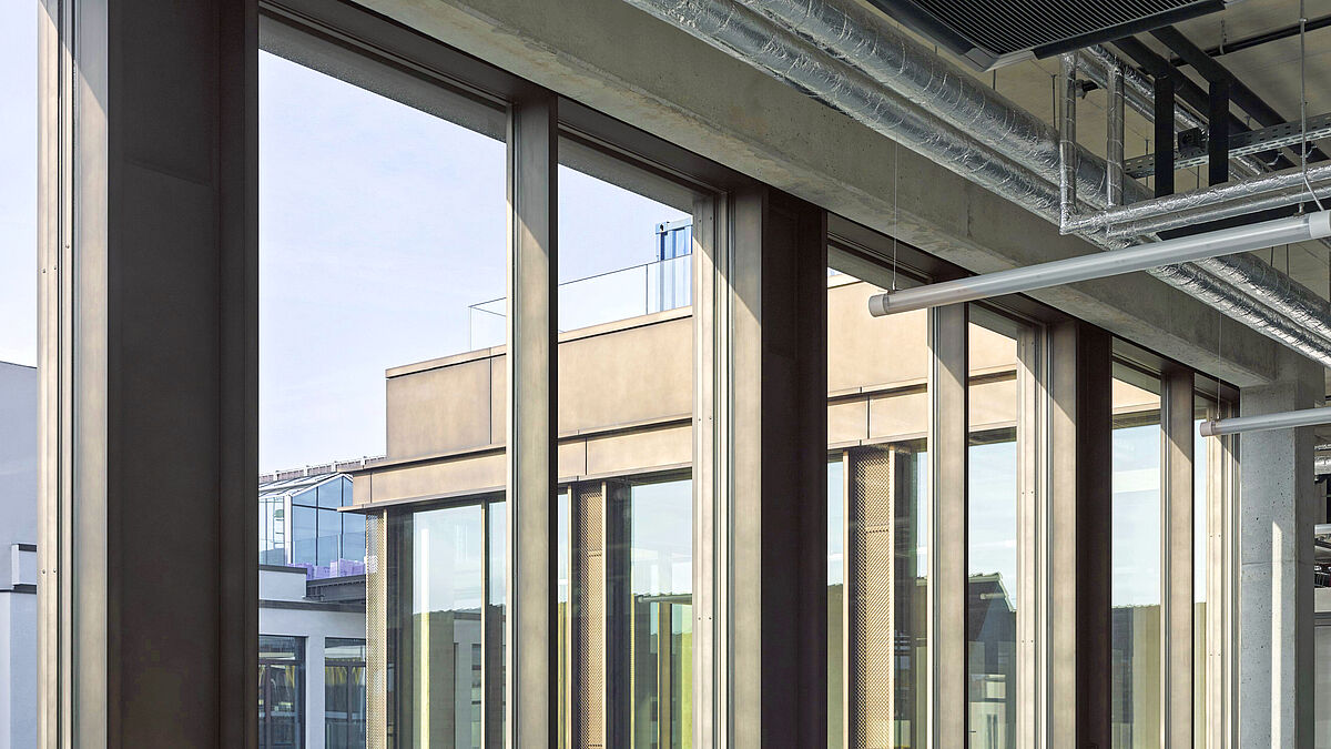 Die raumhohe Sonnenschutzverglasung bringt viel Tageslicht in die Räume – bei gleichzeitiger Reduzierung des Wärmeeintrags.