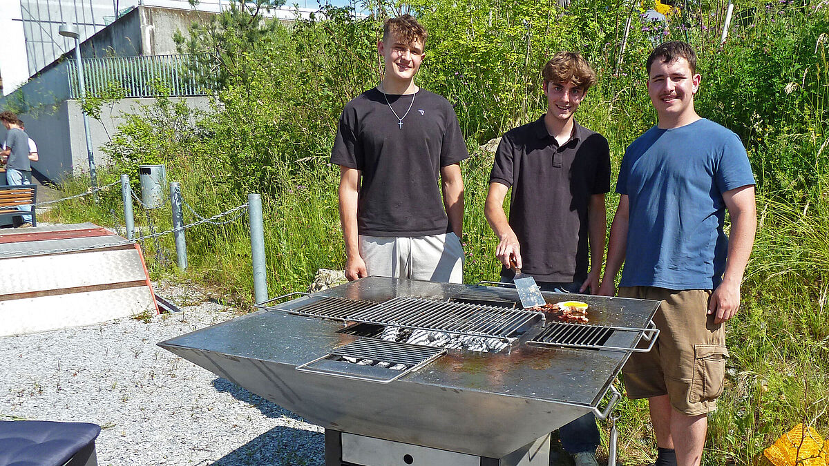 Un barbecue avec une grande cuve. Des œufs au plat ou des steaks, tout est possible.
