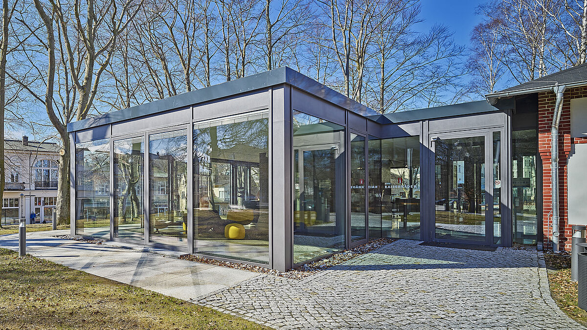 Ein früherer Anbau an seiner Südfassade wurde im Rahmen der jüngsten Sanierung durch einen lichten Pavillon aus Stahl und Glas ersetzt.