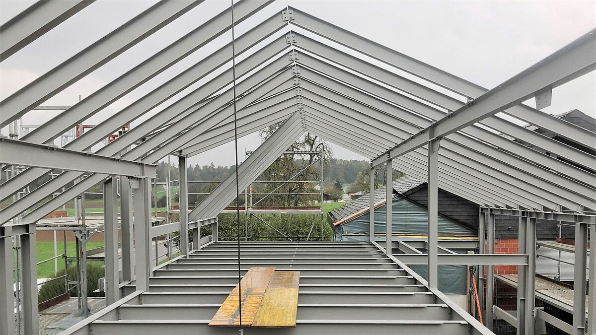 Das Stahltragewerk noch ohne Ausfachungen. Die Zwischendecke wird im Wohnbereich zur Brücke.