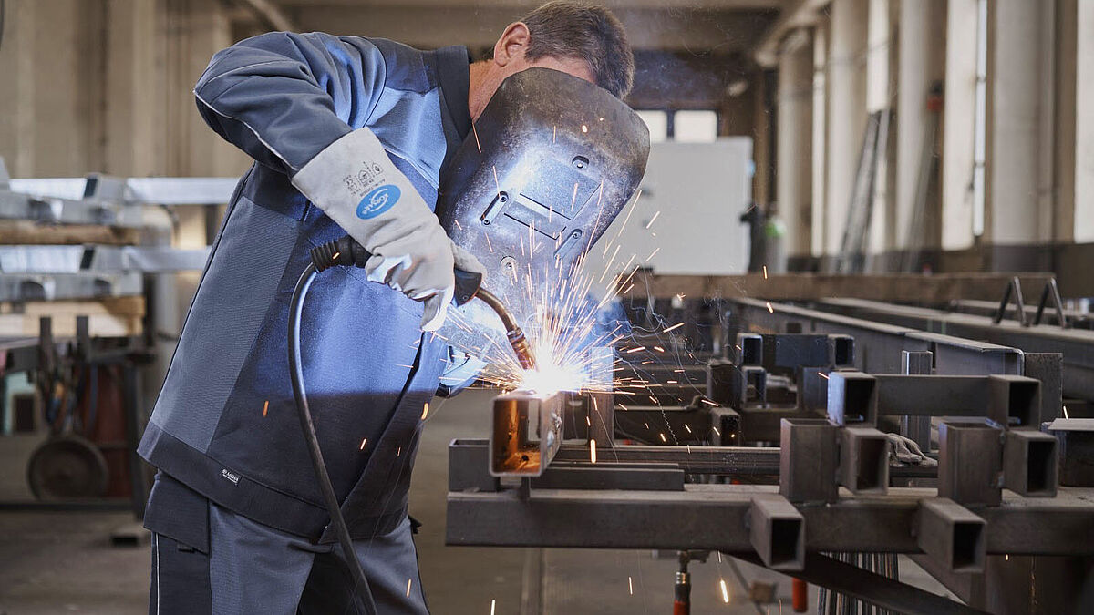 Das robuste Gewebe bietet extremen Hitzeschutz in der thermischen Metallbearbeitung.