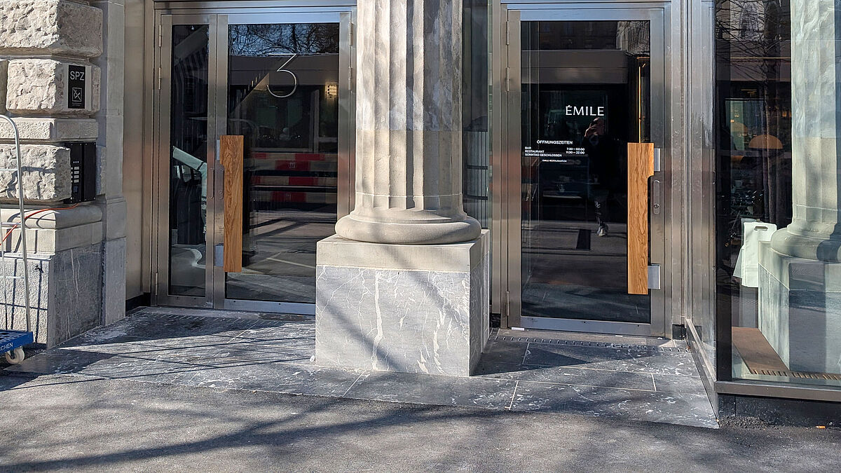 L’alignement des deux portes à un vantail passe derrière la colonne de pierre. Photo : rédaction
