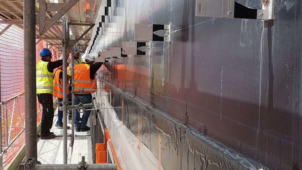 L’humidité du béton devait être ventilée dans le bâtiment. Toutes les surfaces en béton sont étanchéifiées à l’aide d’un film pare-vapeur (valeur Sd de 250 m). Les photos montrent les acteurs impliqués dans le contrôle des films d’étanchéité.