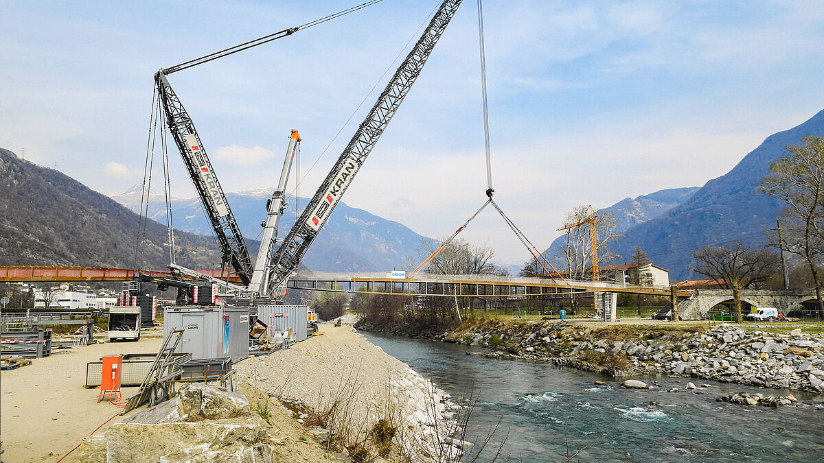 Der erste, rund 120 t schwere Gitterträger wird in einem Abstand von ca. 80 m von der Drehkranzmitte des Raupenkrans positioniert.