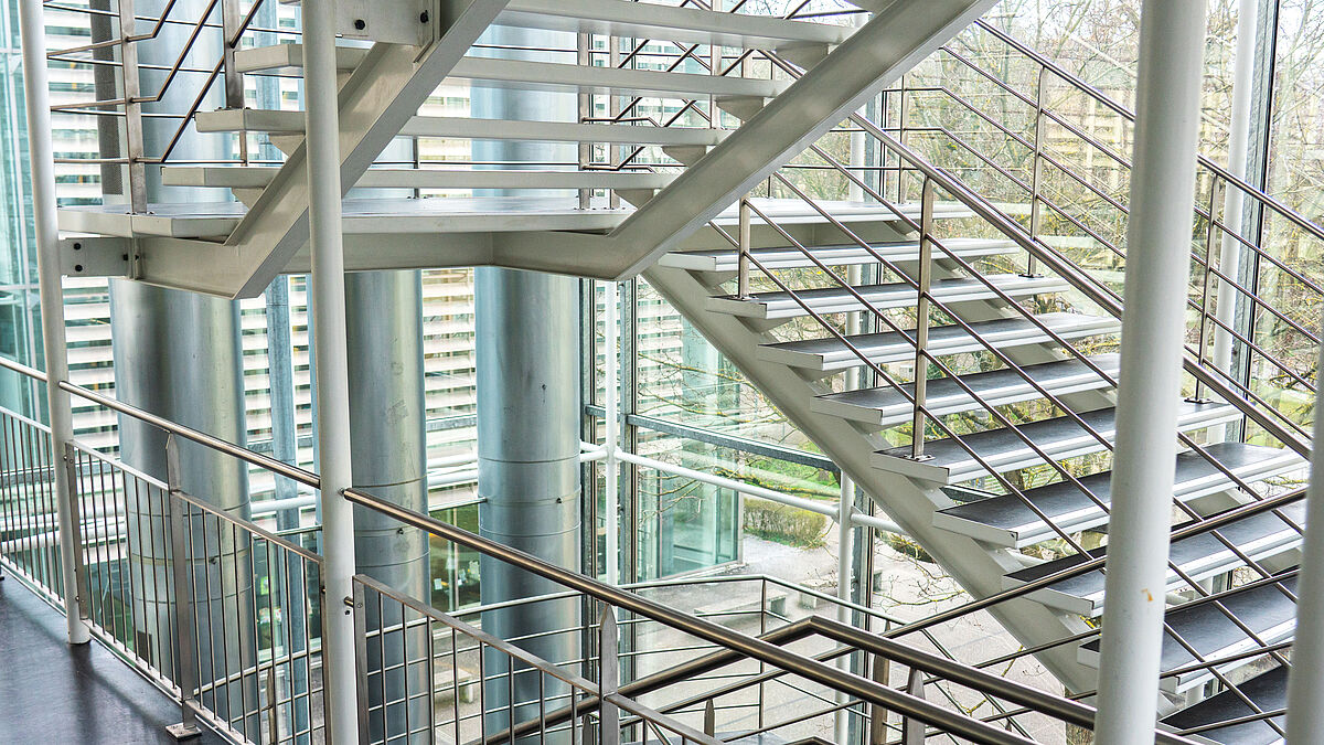 Die Sanierung der Treppenanlagen und die konsequente Berücksichtigung von Nachhaltigkeit, Recycling und innovativer Materialwahl bildeten weitere Kernpunkte.