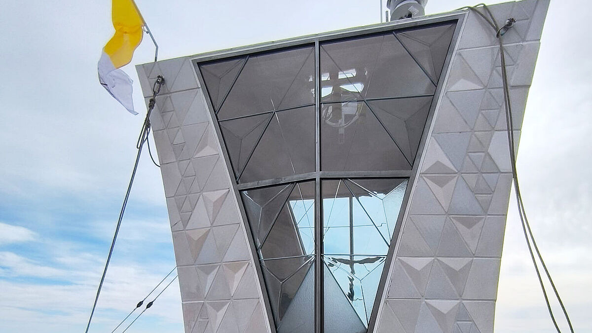 Die Kreuzspitze an ihrem Zielort – hoch über Barcelona.