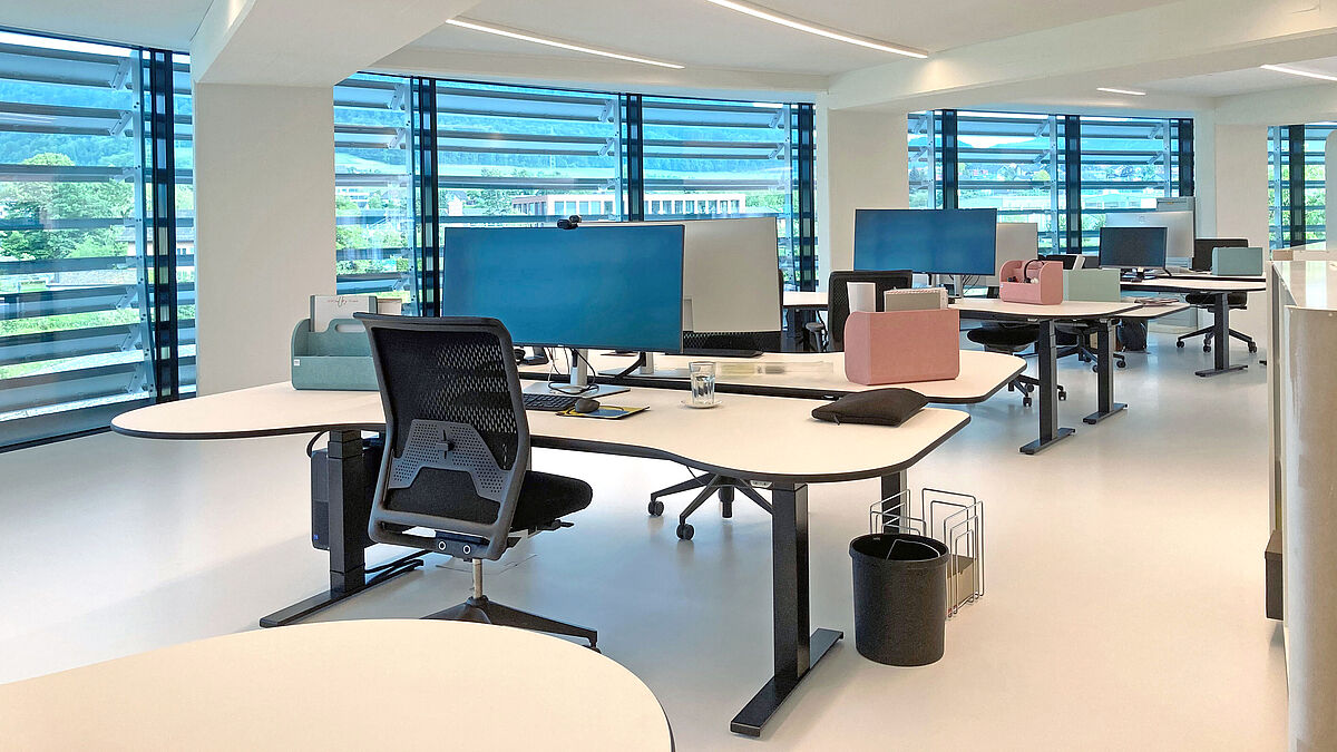 L’anneau extérieur abrite 20 postes de travail doubles mobiles et modernes. Des tablettes et une infrastructure flexible permettent aux collaborateurs de se connecter n’importe où dans le bâtiment. Photo : Bäumlin+John AG Miró Messerli