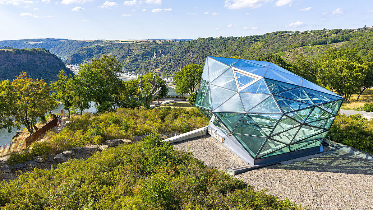 Le cristal de verre est visible de loin sur le rocher de Loreley, une paroi de schiste de 132 m de haut.