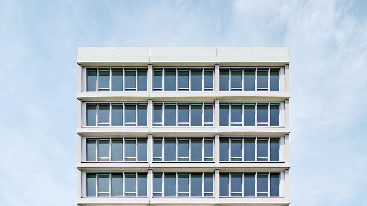 Le verre de protection solaire hautement sélectif Climatop Cool-Lite xtreme 70/33 de Saint-Gobain Glass est utilisé sur la façade du « QH Track ». 
