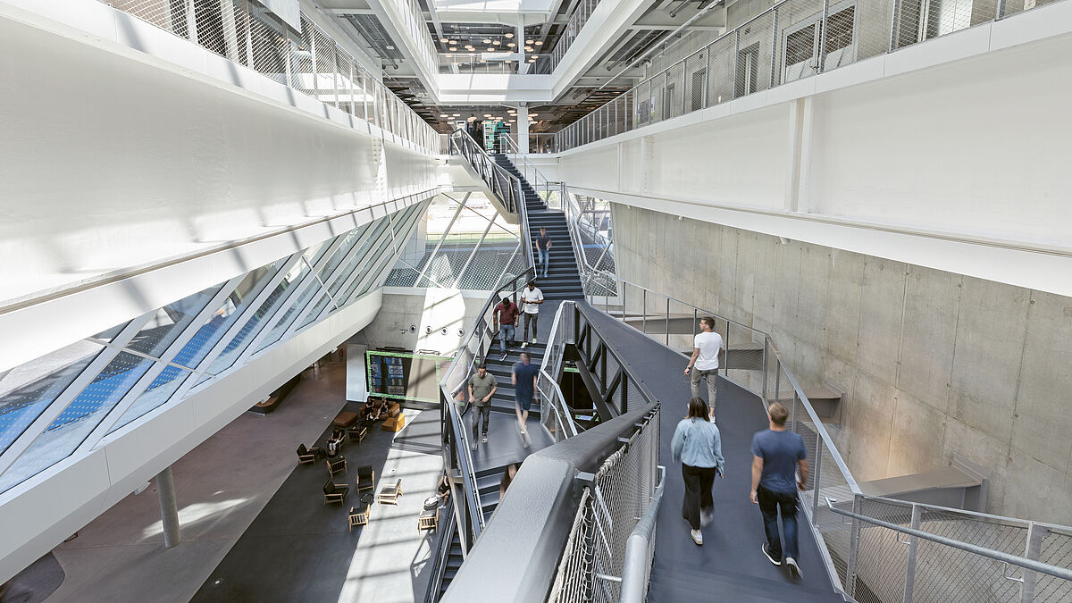 Eine spezielle, im Grundriss mehrfach abgewinkelte Stahltreppe führt vom Erdgeschoss ins erste Obergeschoss. Bild Adidas